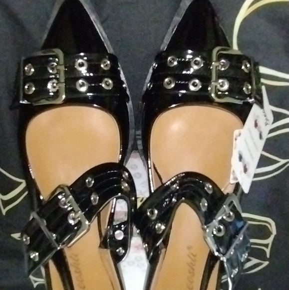 Chic Black Buckled Flats for Women - Picture 2 of 10